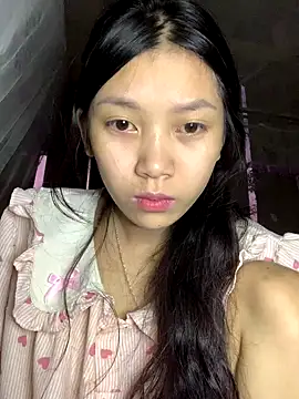 Snapshot of linh-lan1 chatting on 10.30.25 linh-lan1 online show from 10.30.25