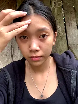 Snapshot of linh-lan1 chatting on 10.31.25 linh-lan1 online show from 10.31.25