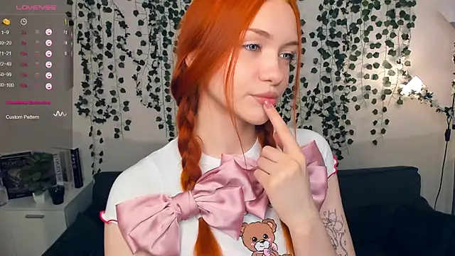 Snapshot of Foxy_blush chatting on 10.19.25 Foxy blush online show from 10.19.25
