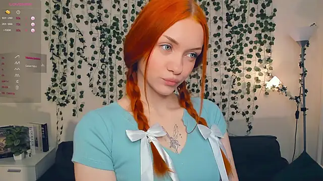 Snapshot of Foxy_blush chatting on 10.21.25 Foxy blush online show from 10.21.25