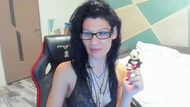 Snapshot of SweetSin40 chatting on 04.04.26 SweetSin40 online show from 04.04.26