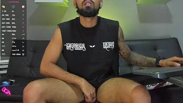 Snapshot of black_kameron_ chatting on 10.28.25 black kameron online show from 10.28.25