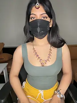 Snapshot of hey_wifey chatting on 11.02.25 hey wifey online show from 11.02.25