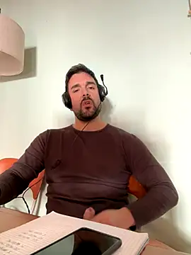 Snapshot of ReDiBastoni90 chatting on 10.28.25 ReDiBastoni90 online show from 10.28.25