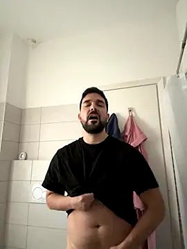 Snapshot of ReDiBastoni90 chatting on 11.08.25 ReDiBastoni90 online show from 11.08.25