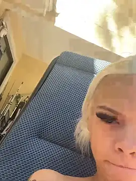 Snapshot of itspinkkk chatting on 10.14.25 itspinkkk online show from 10.14.25