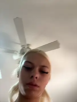 Snapshot of itspinkkk chatting on 10.15.25 itspinkkk online show from 10.15.25