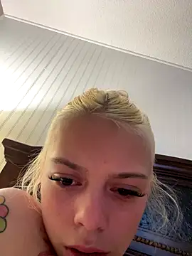 Snapshot of itspinkkk chatting on 10.18.25 itspinkkk online show from 10.18.25