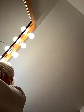 Snapshot of itspinkkk chatting on 10.23.25 itspinkkk online show from 10.23.25