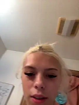 Snapshot of itspinkkk chatting on 10.26.25 itspinkkk online show from 10.26.25