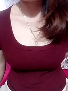 YiyinLy online show from 04.12.26