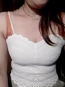 Snapshot of YiyinLy chatting on 06.26.26 YiyinLy online show from 06.26.26
