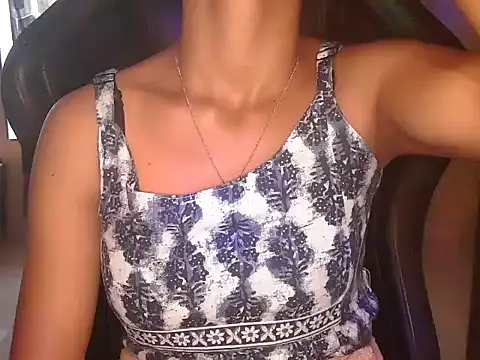 Snapshot of Surbhi_Taneja chatting on 11.04.25 Surbhi Taneja online show from 11.04.25