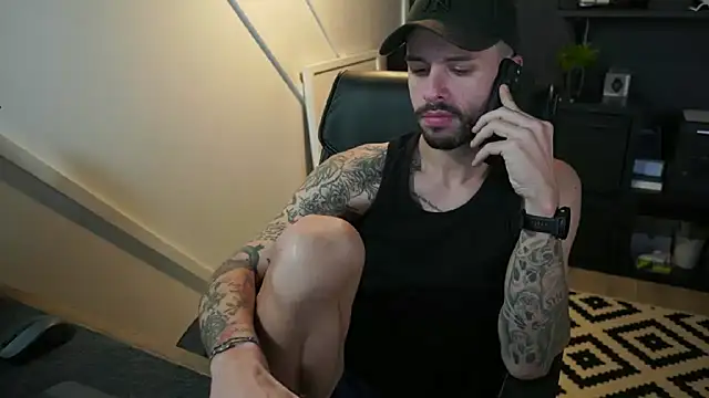 Snapshot of monsieurguitsxxx chatting on 11.17.25 monsieurguitsxxx online show from 11.17.25