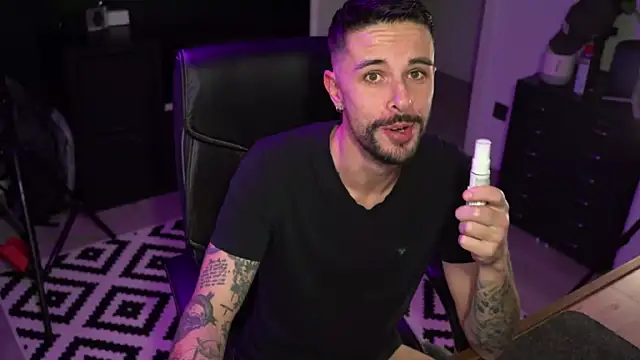 Snapshot of monsieurguitsxxx chatting on 01.06.26 monsieurguitsxxx online show from 01.06.26