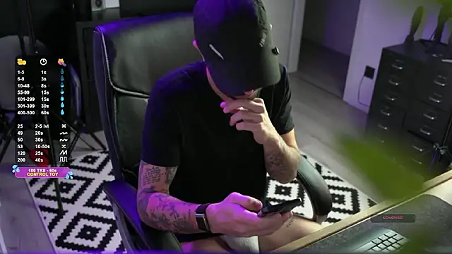 Snapshot of monsieurguitsxxx chatting on 01.11.26 monsieurguitsxxx online show from 01.11.26