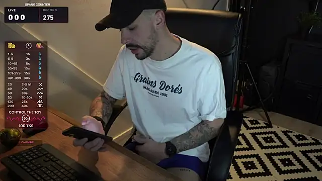 Snapshot of monsieurguitsxxx chatting on 02.11.26 monsieurguitsxxx online show from 02.11.26