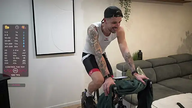 Snapshot of monsieurguitsxxx chatting on 02.14.26 monsieurguitsxxx online show from 02.14.26