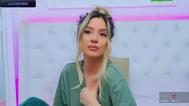 Snapshot of AriannaSins chatting on 12.23.24 AriannaSins online show from 12.23.24