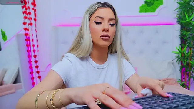 Snapshot of AriannaSins chatting on 02.10.25 AriannaSins online show from 02.10.25