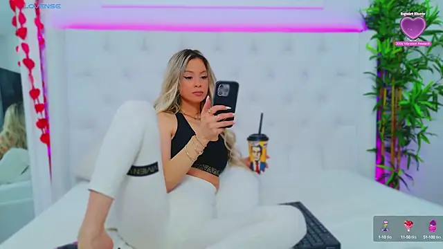 Snapshot of AriannaSins chatting on 03.06.25 AriannaSins online show from 03.06.25