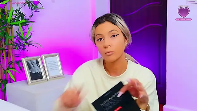 Snapshot of AriannaSins chatting on 09.25.25 AriannaSins online show from 09.25.25