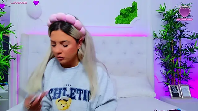 Snapshot of AriannaSins chatting on 09.29.25 AriannaSins online show from 09.29.25