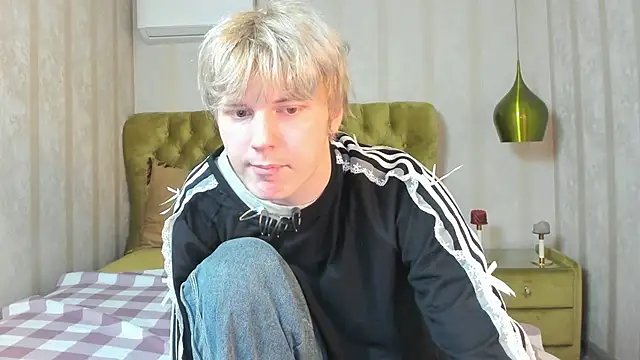 Snapshot of KevinMilky chatting on 10.17.25 KevinMilky online show from 10.17.25