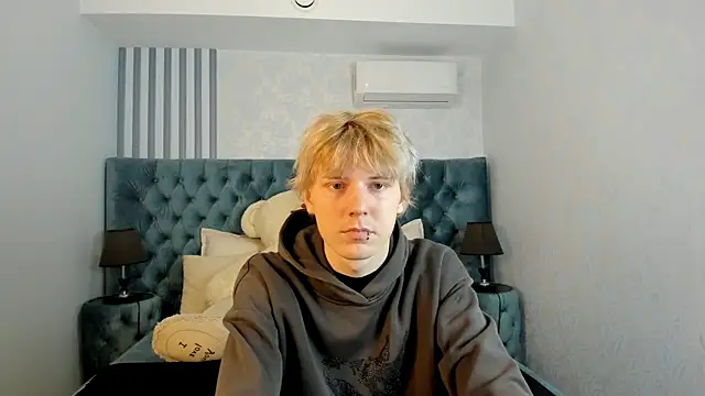 Snapshot of KevinMilky chatting on 10.22.25 KevinMilky online show from 10.22.25