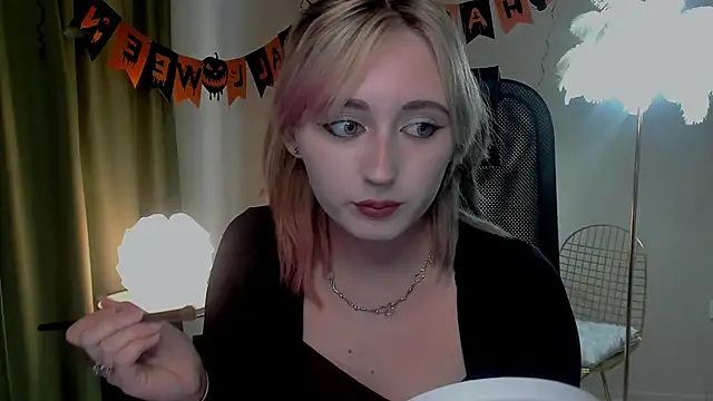 ScarlettScril online show from 10.31.25