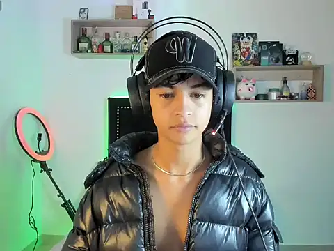 Snapshot of Alejo_Desire chatting on 11.08.25 Alejo Desire online show from 11.08.25