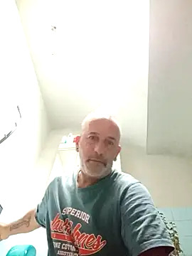 Snapshot of Ptitcouic chatting on 10.19.25 Ptitcouic online show from 10.19.25