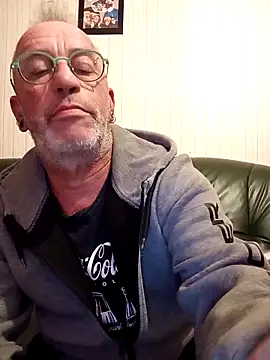 Snapshot of Ptitcouic chatting on 10.24.25 Ptitcouic online show from 10.24.25