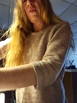 Snapshot of embershines chatting on 02.26.26 embershines online show from 02.26.26