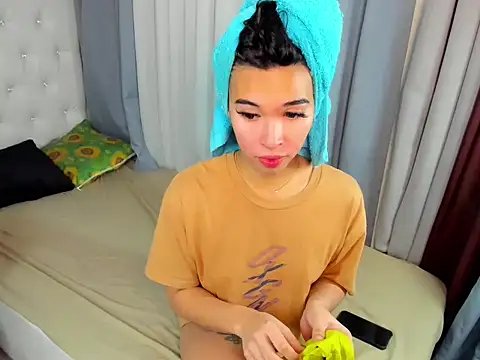 Snapshot of hardcocktwink chatting on 11.19.25 hardcocktwink online show from 11.19.25