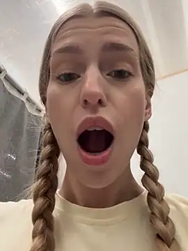 Snapshot of kira_mia chatting on 11.29.25 kira mia online show from 11.29.25