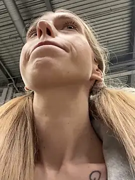 Snapshot of kira_mia chatting on 11.30.25 kira mia online show from 11.30.25