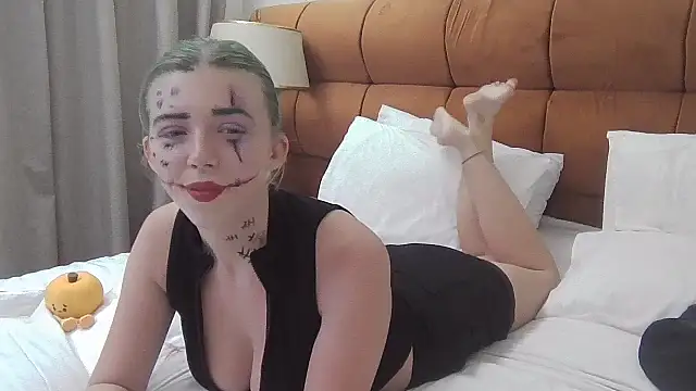 Snapshot of SweetShyMona chatting on 10.31.25 SweetShyMona online show from 10.31.25