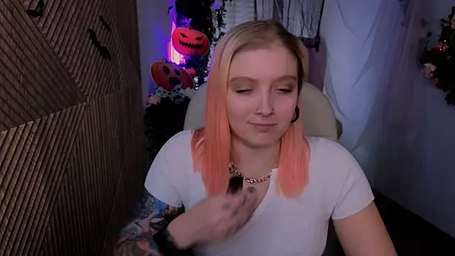 Snapshot of Kiki_shay chatting on 10.28.25 Kiki shay online show from 10.28.25