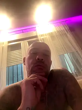 Snapshot of gitanoMad chatting on 11.23.25 gitanoMad online show from 11.23.25