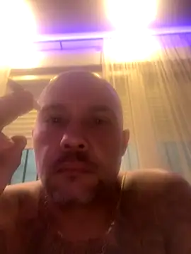 Snapshot of gitanoMad chatting on 11.27.25 gitanoMad online show from 11.27.25