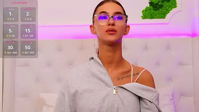 ElisaCharm online show from 04.10.26