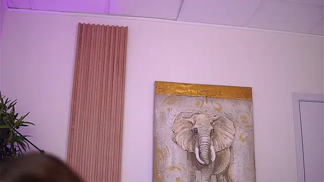 LaraSynn online show from 11.16.25