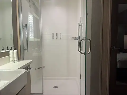 Snapshot of bobbyatx chatting on 12.01.25 bobbyatx online show from 12.01.25