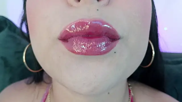 Snapshot of mia_roux1 chatting on 05.17.26 mia roux1 online show from 05.17.26