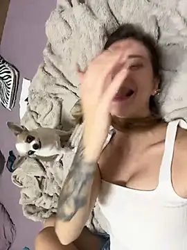 Snapshot of Kira-meow chatting on 11.18.25 Kira-meow online show from 11.18.25