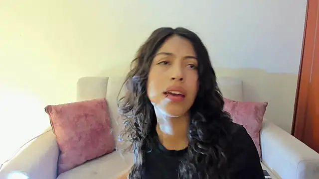 Snapshot of emily_jonessxx chatting on 10.28.25 emily jonessxx online show from 10.28.25