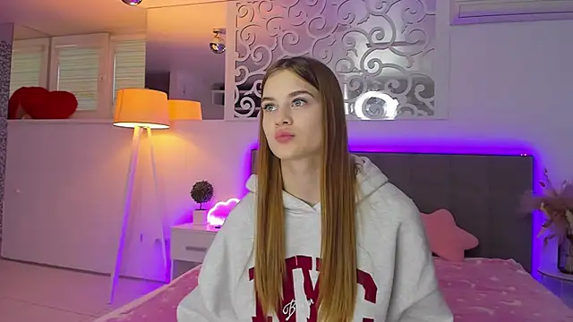 LuisaClover online show from 12.03.25