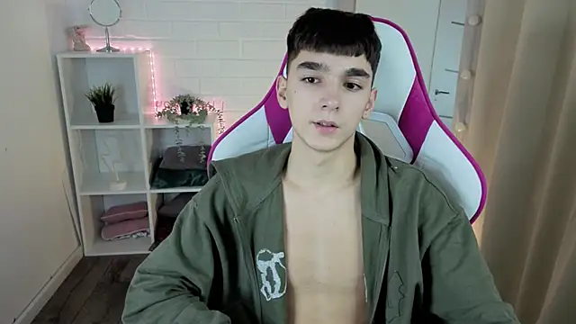 Snapshot of YamiTwink chatting on 11.20.25 YamiTwink online show from 11.20.25