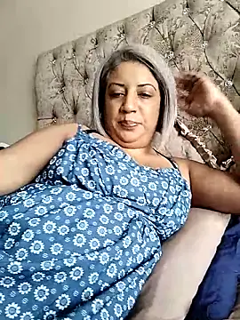 Snapshot of IndianLara chatting on 11.13.25 IndianLara online show from 11.13.25